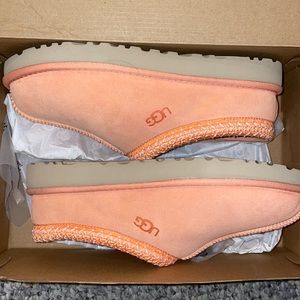 Moccasin short UGGS size 10 coral/pink